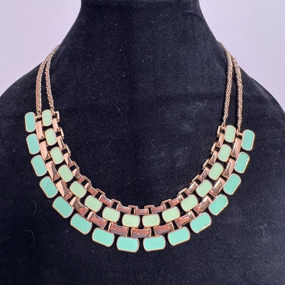 Jewelry - Gorgeous Vintage Inspired Gold Tone and Green Bib-Style Necklace